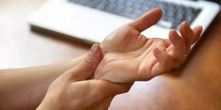 Dores nas articulações de origem inflamatória ou autoimune costumam atingir uma parte pequena dos acometidos pela chikungunya (Foto: Getty via BBC)