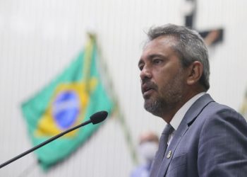 Em reunião de tática eleitoral, PT oficializa Elmano Freitas pré-candidato ao Governo do Estado