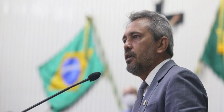 Em reunião de tática eleitoral, PT oficializa Elmano Freitas pré-candidato ao Governo do Estado