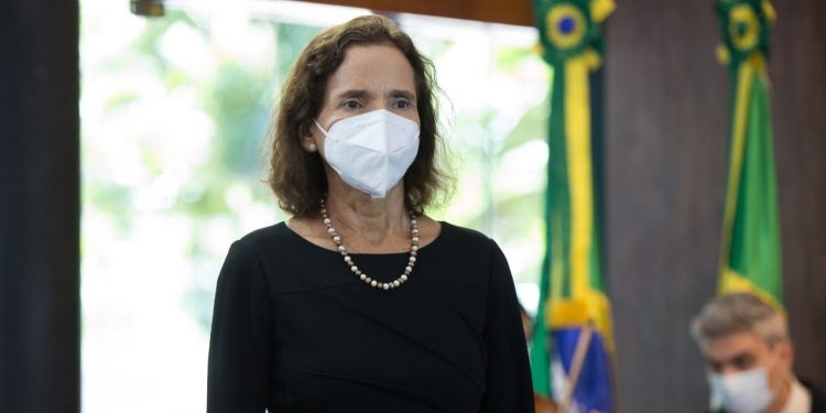 Izolda anuncia redução do ICMS dos combustíveis, energia e transporte público no Ceará