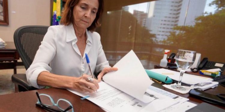 Redução do ICMS sobre combustíveis e energia no Ceará é sancionada por Izolda