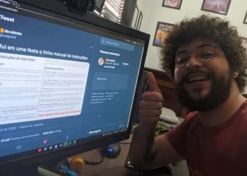 João Sávio mostrando tweet sobre seu convite de aniversário, em Goiânia, Goiás (Foto: Arquivo Pessoal/João Sávio)