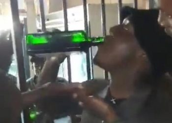 Momento em que homem de 23 anos vira garrafa de bebida foi registrado em vídeo (Foto: MokupiPogisho/Twitter/Reprodução)