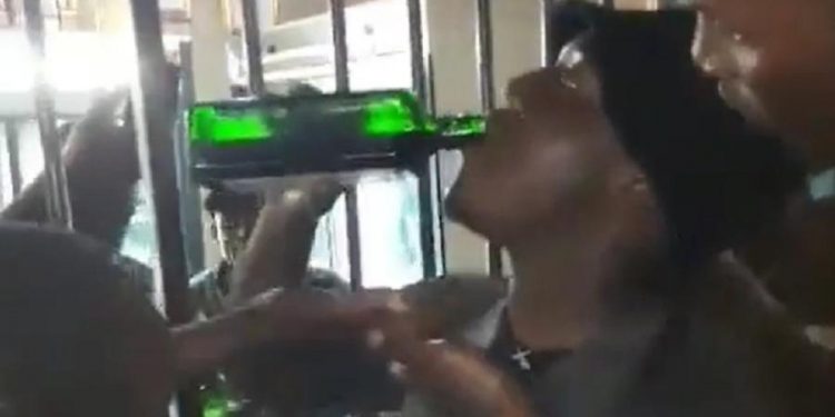 Homem morre após beber garrafa inteira de licor em 2 minutos; vídeo