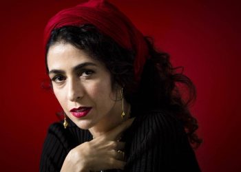 Marisa Monte protesta contra Bolsonaro e exalta urna eletrônica em show