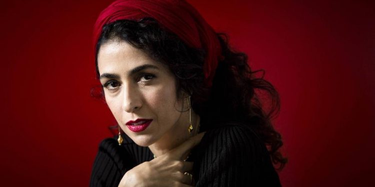 Marisa Monte protesta contra Bolsonaro e exalta urna eletrônica em show