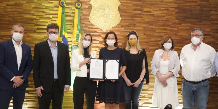 Governo do Ceará assina memorando com empresa canadense para desenvolver projeto de extração de minério no interior