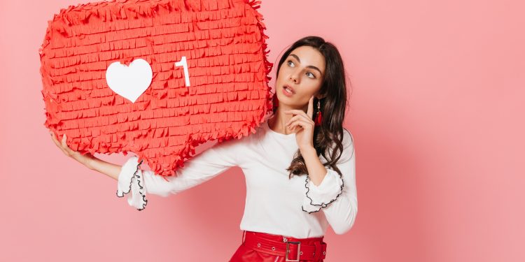 Morando num site, vivendo de likes – Por J. Flávio Vieira