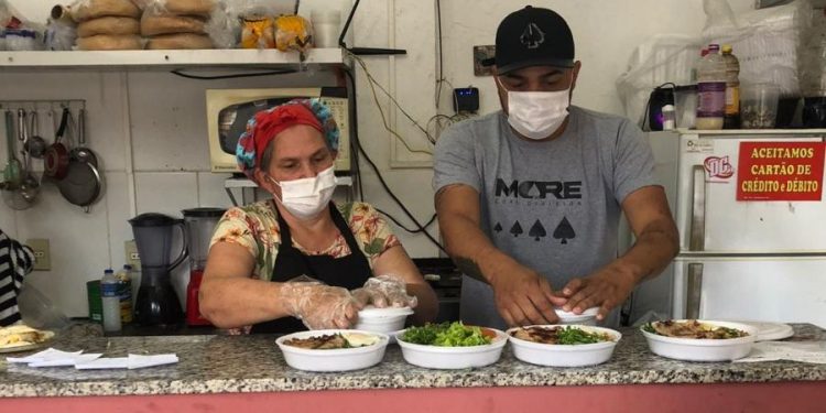 Jovem publica lamento de mãe e catapulta venda de marmitas em 24h