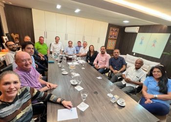 Reunião na terça-feira contou com o ex-governador Camilo Santana, presidentes de partidos e outras lideranças políticas (Foto: Divulgação)