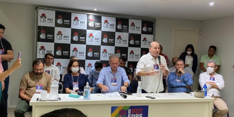 Roberto Cláudio será candidato a governador após vencer Izolda em votação