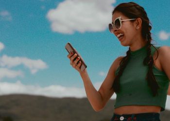 É melhor bloquear sem dó para evitar a tentação de stalkear a pessoa com quem você terminou a relação (Foto: Carol Magalhães/Unsplash)