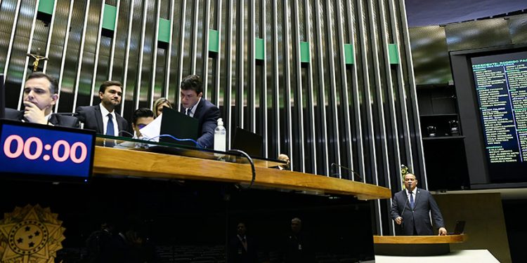 Congresso rejeita proposta de R$ 1.394 e aprova previsão de salário mínimo de R$ 1.294 para 2023
