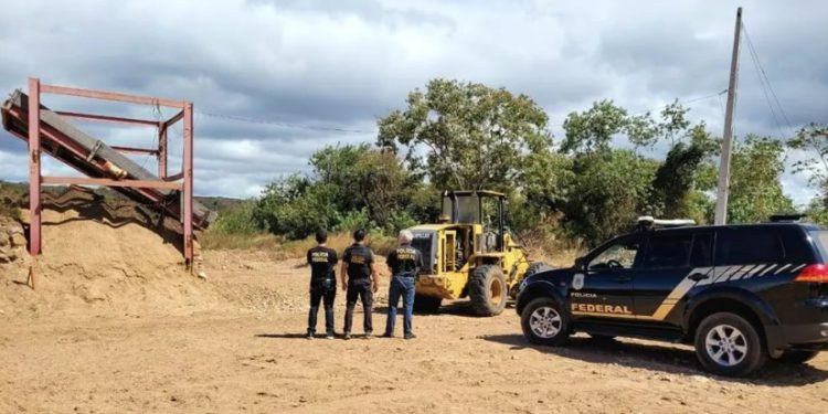 PF cumpre mandados de busca e apreensão em área de extração irregular de arenito e areia em Missão Velha