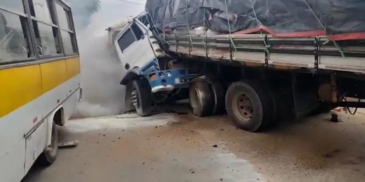 Caminhão colide com outro após ficar sem freio, e motorista morre preso às ferragens em Jardim