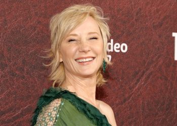 Atriz Anne Heche morre aos 53 por danos cerebrais após acidente de carro