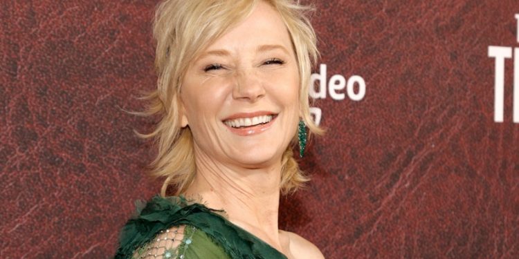 Atriz Anne Heche morre aos 53 por danos cerebrais após acidente de carro