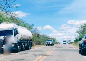 Veículo foi abordado no KM 73 da BR-404 (Foto: Divulgação/PRF)