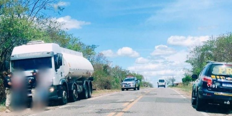 PRF apreende caminhão com 25 mil litros de combustível adulterado em Icó; motorista é detido
