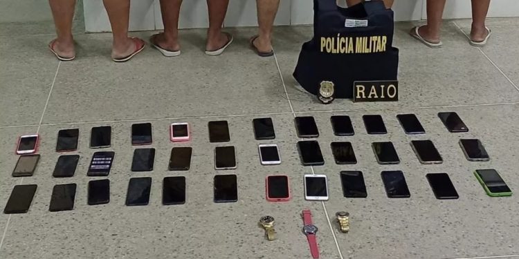 Celulares e relógios furtados são recuperados em Jaguaribe (Foto: Reprodução/PMCE)