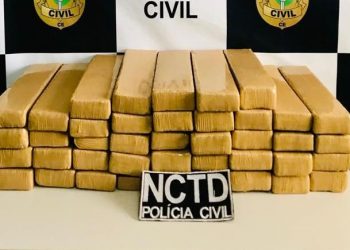 Droga foi encontrada dentro de um mala, em posse dos acusados (Foto: Divulgação/PC-CE)