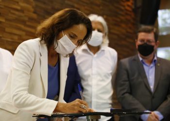 Izolda Cela assina 20º memorando de hidrogênio verde e protocolo de intenções para produção de energia solar