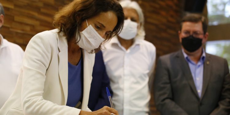 Izolda Cela assina 20º memorando de hidrogênio verde e protocolo de intenções para produção de energia solar