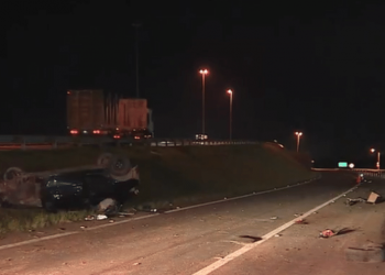 Passageira de carro não teve ferimentos graves em capotamento, mas acabou morrendo atropelada ao caminhar por estrada (Foto: Reprodução/TV Globo)
