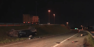 Mulher sobrevive a capotamento, sai do carro e morre atropelada