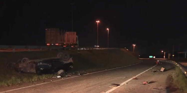 Mulher sobrevive a capotamento, sai do carro e morre atropelada