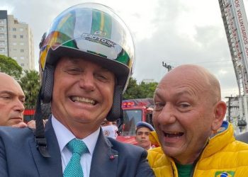 O empresário e presidente da varejista Havan, Luciano Hang, ao lado do presidente Jair Bolsonaro (Foto: Reprodução/Facebook)