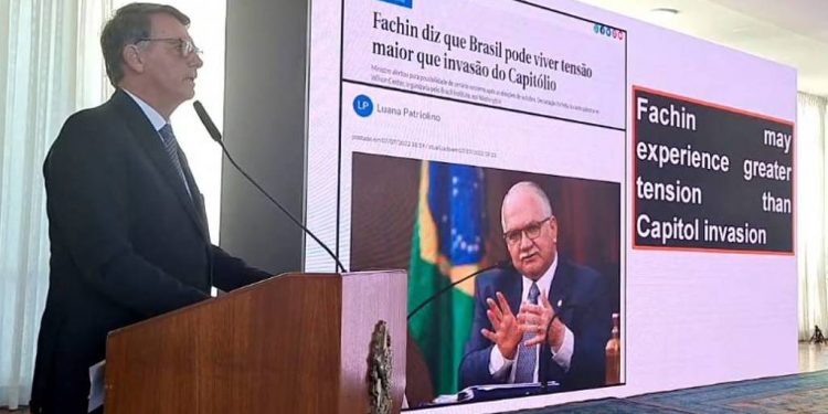 TSE manda derrubar das redes vídeos de fala de Bolsonaro a embaixadores
