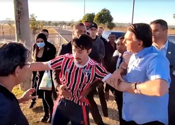 O presidente Jair Bolsonaro se envolve em confusão na manhã desta quinta-feira (18), após ter sido provocado pelo youtuber Wilker Leão, na saída do Palácio da Alvorada (Foto: Emerson Soares/TV Globo/Reprodução)