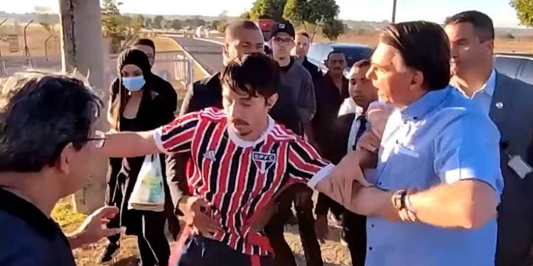 O presidente Jair Bolsonaro se envolve em confusão na manhã desta quinta-feira (18), após ter sido provocado pelo youtuber Wilker Leão, na saída do Palácio da Alvorada (Foto: Emerson Soares/TV Globo/Reprodução)