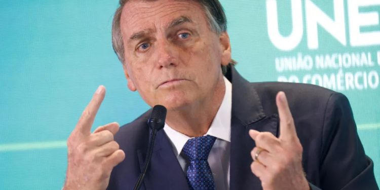Bolsonaro diz que evitará concursos públicos para “proteger atuais servidores”
