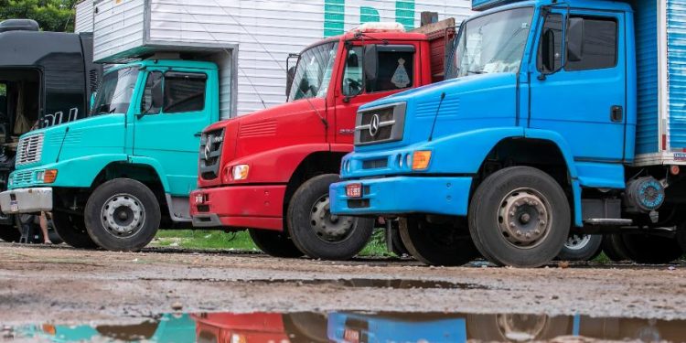 Caixa divulga datas de pagamento do auxílio para caminhoneiros e taxistas