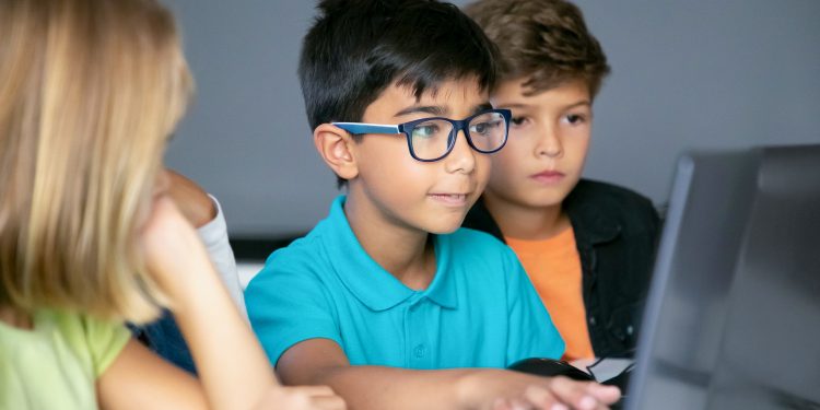 “Desafio do desodorante”: veja como prevenir que crianças e adolescentes participem de desafios perigosos nas redes sociais