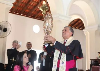Novo bispo de Iguatu participou de missa em Icó ainda na manhã deste sábado (6) (Foto: Diocese de Iguatu/Divulgação)