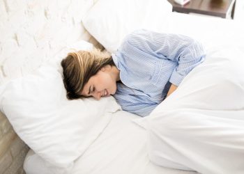 Cólica: quando devemos nos preocupar com a dor durante a menstruação? (Foto: tonodiaz/Freepik)