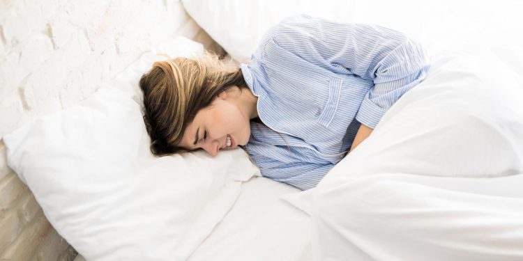 Dor na menstruação pode estar associada a doenças; entenda