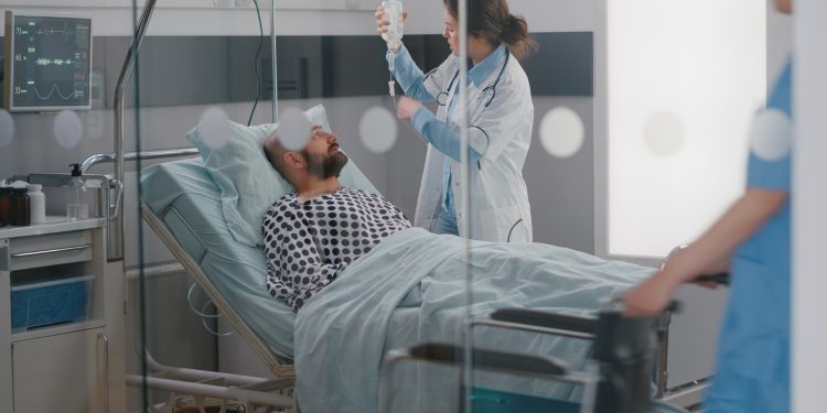 Bolsonaro sanciona piso salarial da enfermagem, mas veta reajuste anual