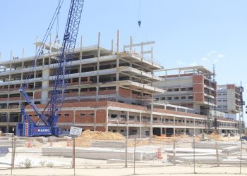 Hospital Universitário do Ceará terá primeira torre concluída até o fim de 2022, informa governadora Izolda Cela