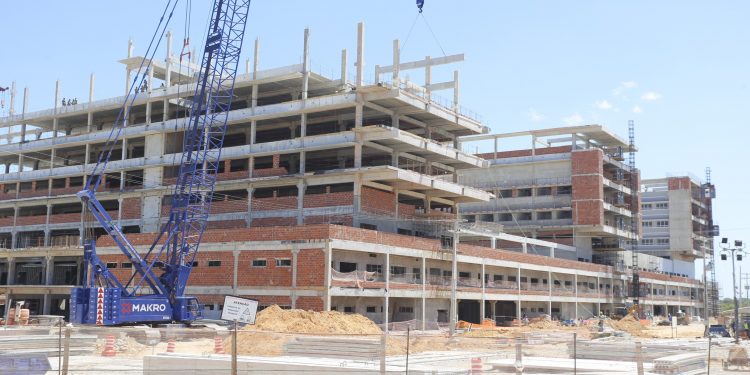 Hospital Universitário do Ceará terá primeira torre concluída até o fim de 2022, informa governadora Izolda Cela