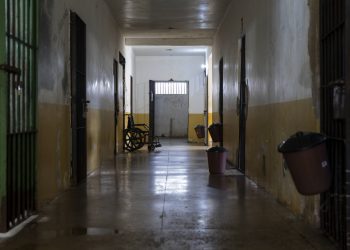 Enfermaria do Instituto de Administração Penitenciária do Amapá (Iapen), onde vivem isolados cinco presos com transtornos mentais (Foto: Adriano Vizoni/Folhapress)