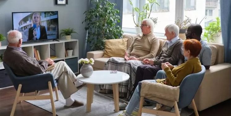 Ver televisão por muitas horas pode aumentar o risco de demência em idosos, revela estudo