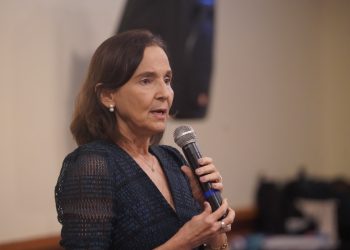 Izolda Cela, anunciou a saída da pasta para disputar as eleições municipais de outubro (Foto: Carlos Gibaja/Governo do Ceará)