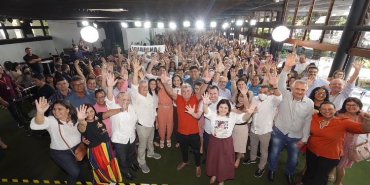 Governadora Izolda Cela sanciona lei que garante novo piso salarial aos agentes de saúde do Ceará