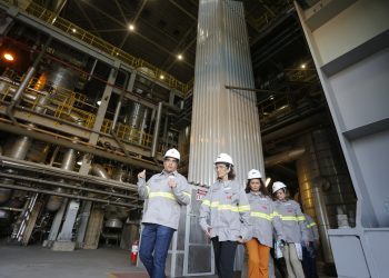 Governadora Izolda Cela visita planta da primeira usina de hidrogênio verde da América Latina