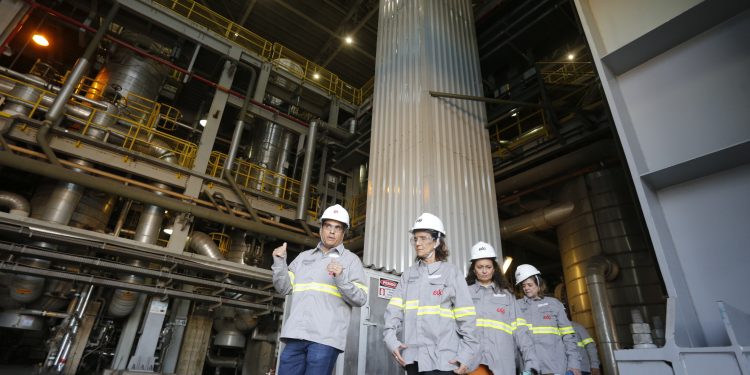 A governadora Izolda Cela visitou a planta do que será a primeira usina de hidrogênio verde da América Latina (Foto: Divulgação/Governo do Ceará)