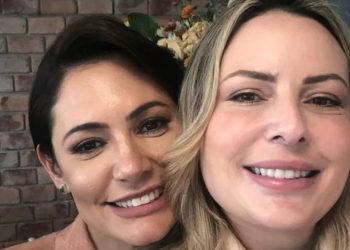 Michelle Bolsonaro ao lado de Juliana, esposa de Guilherme de Pádua (Foto: Reprodução/Coluna Em Off iG)